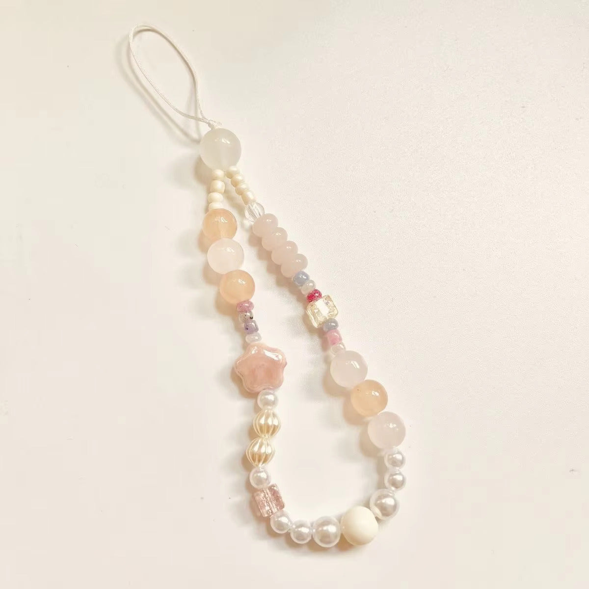 Bracelet pendentif pour téléphone en acrylique perlée | Salomé